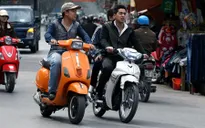 Sau Tết, nhiều người không đội mũ bảo hiểm vì vẫn đang "du xuân"