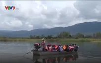 Bình Định: Hàng trăm học sinh phải đi đò tự phát đến trường
