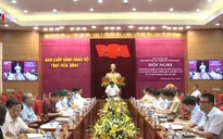 Đồng chí Phạm Minh Chính làm việc tại Hòa Bình