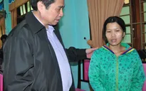 Đồng chí Phạm Minh Chính thăm bà con vùng lũ Quảng Nam