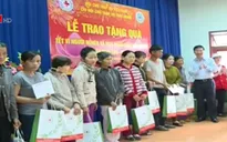 Đồng chí Võ Văn Thưởng tặng quà Tết cho đồng bào nghèo ở Quảng Ngãi