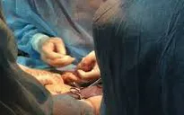 VIDEO mổ đẻ ngay tại gác xép chật hẹp
