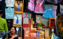 Hàng Mã náo nhiệt với đủ loại mặt hàng phục vụ Rằm tháng 7