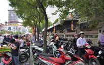 Nhiều bãi giữ xe tự phát tại TP.HCM "hét" giá ngày Tết