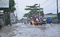 Quốc lộ 1A qua tỉnh Hậu Giang ngập sâu do triều cường