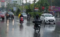 Cơn mưa "vàng" đánh tan nắng nóng như thiêu đốt tại Hà Nội