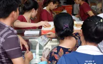 Người Hà Nội xếp hàng dài mua bánh Trung thu