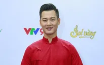 Đức Tuấn diện áo dài đỏ nổi bật, đón Tết sớm trong Sol Vàng