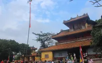 Dựng cây nêu đón Tết tại hoàng cung Huế