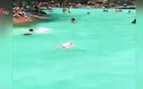 Nhiều người thản nhiên nhìn bé trai bị đuối nước tại Hà Nội