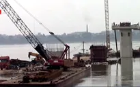 Đứt cáp cần cẩu khi thi công dầm cầu, 2 công nhân tử vong