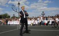 Tổng thống Pháp Emmanuel Macron chơi quần vợt, vận động đăng cai Olympic 2024