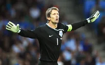 Kỷ lục của Edwin van der Sar bị san bằng