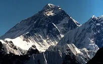 Đỉnh núi cao nhất thế giới Everest đang "lùn" đi?