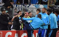 Tung cước vào mặt CĐV, Patrice Evra nhận ngay thẻ đỏ khi chưa ra sân
