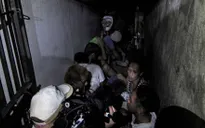 Phát hiện nhà tù sau kệ sách đồn cảnh sát ở Philippines