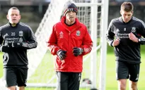 Không sa thải Wenger nhưng Arsenal lại thuê thêm HLV này