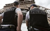 Pháp bắt đối tượng khua dao ở tháp Eiffel