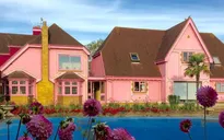Ngỡ ngàng căn nhà được "hô biến" thành thế giới của búp bê Barbie