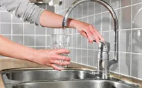 83% nước lã trên thế giới nhiễm sợi nhựa