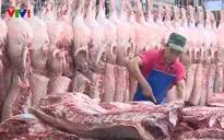 Giá lợn hơi xuống thấp, người tiêu dùng vẫn phải mua thịt giá cao