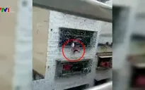 Giải cứu bé gái treo lơ lửng trên tầng 4