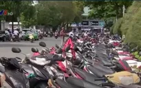 Cần Thơ: Lòng đường, vỉa hè biến thành... bãi giữ xe