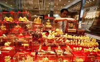 Người dân Trung Quốc đổ xô mua tặng phẩm bằng vàng
