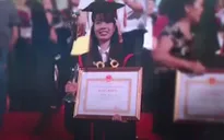 Thủ khoa Đại học ngậm ngùi về quê bán hoa quả thuê, phụ mẹ nuôi lợn