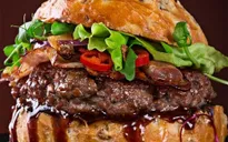 Lạ lùng món hamburger côn trùng