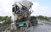 Hà Nam: Tai nạn giao thông nghiêm trọng, 2 tài xế tử vong