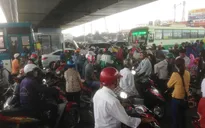 Trú mưa dưới gầm cầu vượt: Nguy hiểm tiềm ẩn