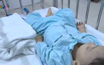 Cháu bé nghi bị bạo hành: Mẹ liên tiếp dính líu đến ma túy