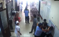 Clip: Người nhà bệnh nhân say rượu hành hung bảo vệ bệnh viện ở Đắk Lắk
