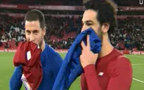 Hậu đại chiến, Hazard, M.Salah cởi áo trao nhau