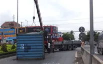 Thùng xe container rơi xuống đường, 5 người trên xe ô tô thoát chết trong gang tấc