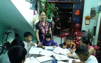 Bà giáo về hưu mở lớp dạy chữ miễn phí cho trẻ em nghèo