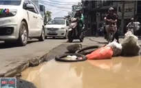 “Hố tử thần” giữa quận 3 (TP.HCM) được chắn bằng túi rác