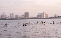 Nắng nóng ngộp thở, người dân Hà Nội đổ xô đi tắm Hồ Tây