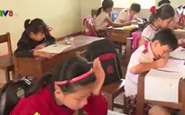 Quỳ xuống đất để học vì… bàn ghế quá nhỏ