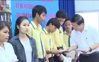 Trao học bổng hiếu học cho 300 sinh viên Thừa Thiên Huế