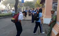 Học sinh THPT Lê Hồng Phong cúi chào bảo vệ gây “sốt”