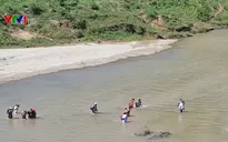 Học sinh ở Quảng Trị phải lội sông đến trường