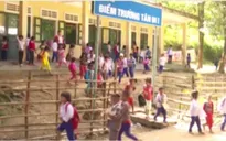 Quảng Trị tăng cường vận động học sinh vùng cao ra lớp