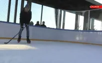 Thú vị chơi Hockey trên băng tại Tháp Eiffel