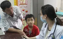 Hàng loạt trẻ bị co cơ mặt, giật mắt vì “nghiện” smartphone
