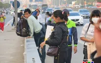Người dân nên bỏ thói quen đợi xe dọc đường để không còn xe "dù", bến "cóc"