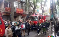 Cháy lớn cửa hàng bán nội thất trên phố Đê La Thành, Hà Nội