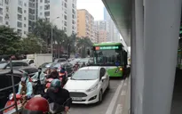 Xe bus nhanh BRT "khổ sở" trên đường sau kỳ nghỉ lễ