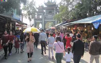 Sau Tết, người dân nô nức đi lễ quanh hồ Tây